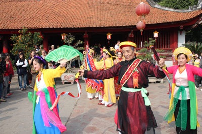 Hàng nghìn người chen chân cầu may ở Văn Miếu - 15 Hàng nghìn người chen chân cầu may ở Văn Miếu - 15