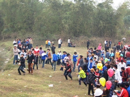 Mùng 6 Tết đi chợ Chuộng... đánh nhau - 6