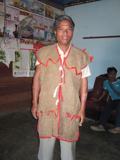 Những chiếc áo vỏ cây hàng trăm năm tuổi - 1 Những chiếc áo vỏ cây hàng trăm năm tuổi - 1