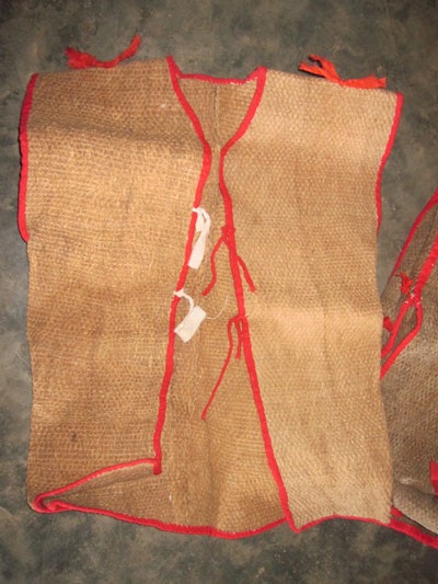 Những chiếc áo vỏ cây hàng trăm năm tuổi - 2 Những chiếc áo vỏ cây hàng trăm năm tuổi - 2