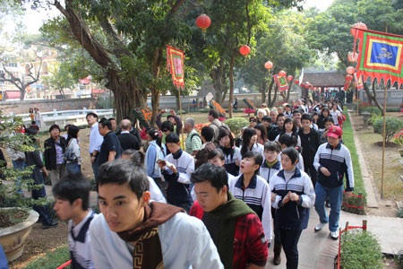 Hàng nghìn người chen chân cầu may ở Văn Miếu - 7 Hàng nghìn người chen chân cầu may ở Văn Miếu - 7