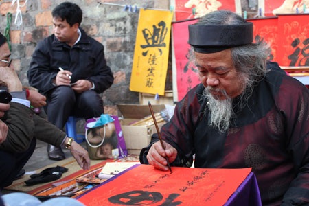 Hàng nghìn người chen chân cầu may ở Văn Miếu - 2 Hàng nghìn người chen chân cầu may ở Văn Miếu - 2