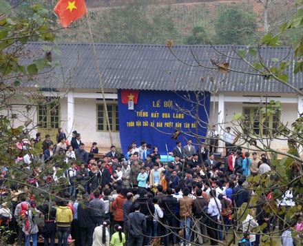 Đầu năm xem hội hát qua làng - 1 Đầu năm xem hội hát qua làng - 1