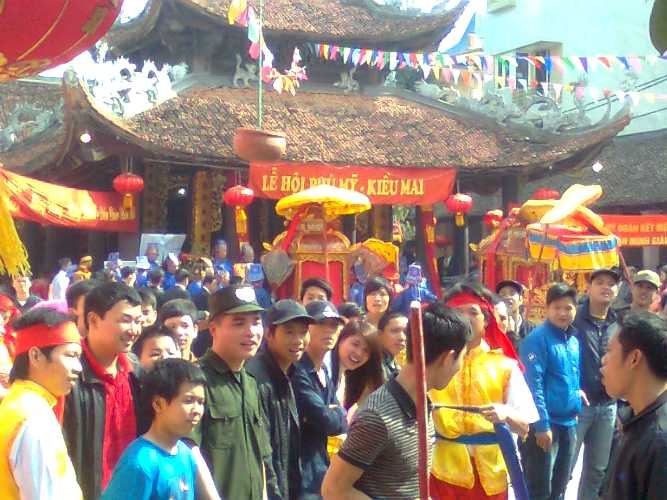Nô nức nghe hát quan họ trong hội xuân - 3 Nô nức nghe hát quan họ trong hội xuân - 3