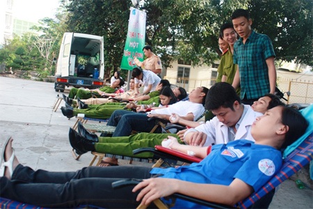 18 tình nguyện viên hiến máu cứu 1 học sinh - 1