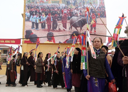 Đầu năm theo vua đi cày - 1