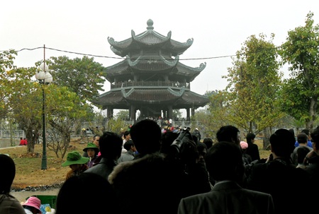 Dòng người chen chân khai hội ngôi chùa lớn nhất Việt Nam - 1 Dòng người chen chân khai hội ngôi chùa lớn nhất Việt Nam - 1