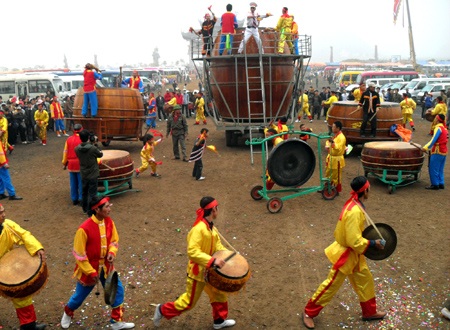 Dòng người chen chân khai hội ngôi chùa lớn nhất Việt Nam - 4 Dòng người chen chân khai hội ngôi chùa lớn nhất Việt Nam - 4