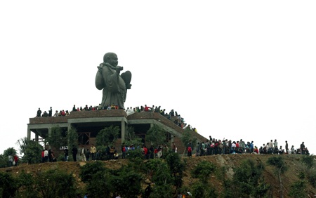 Dòng người chen chân khai hội ngôi chùa lớn nhất Việt Nam - 16 Dòng người chen chân khai hội ngôi chùa lớn nhất Việt Nam - 16