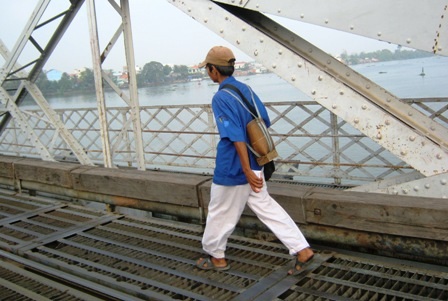 Cầu Ghềnh: Nguy hiểm được báo trước - 3