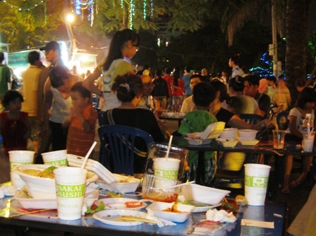 Ngán đồ Tết, người dân “ùn ùn” vào quán - 1