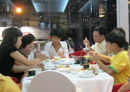 Ngán đồ Tết, người dân “ùn ùn” vào quán - 2
