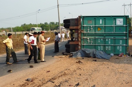 Lật xe container, 4 người chết thảm - 1