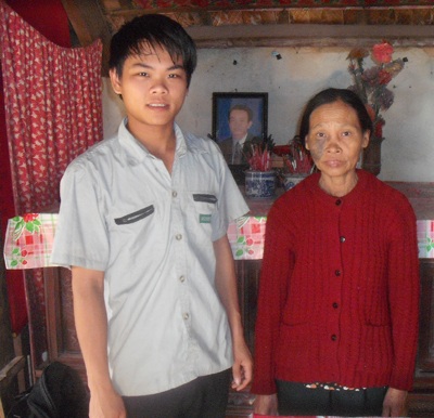 Mủi lòng trước số phận cậu sinh viên nghèo học giỏi - 1