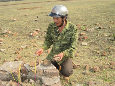 Về nghĩa địa “ngầm” tìm mộ người thân - 2 Về nghĩa địa “ngầm” tìm mộ người thân - 2