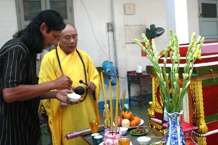 Ấm áp lễ tang người đàn ông đơn thân - 2 Ấm áp lễ tang người đàn ông đơn thân - 2