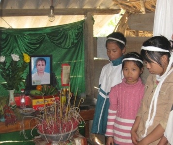 Ba đứa trẻ mồ côi mẹ vào mồng 2 Tết - 1