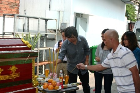 Ấm áp lễ tang người đàn ông đơn thân - 3 Ấm áp lễ tang người đàn ông đơn thân - 3