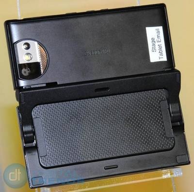 Độc đáo smartphone 2 màn hình sử dụng Android đầu tiên - 2 Độc đáo smartphone 2 màn hình sử dụng Android đầu tiên - 2