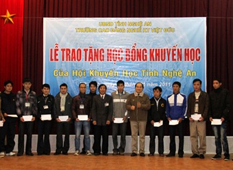 Nghệ An: Trao học bổng cho 50 HS, SV nghèo vượt khó - 1