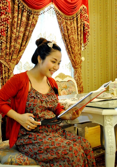 Bà bầu “Ốc” Thanh Vân tạo dáng trong ngôi nhà sang trọng - 9