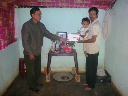 Qũy bé Nhân Ái đến với bé trai 16 tháng tuổi bố chết, mẹ bỏ đi - 3