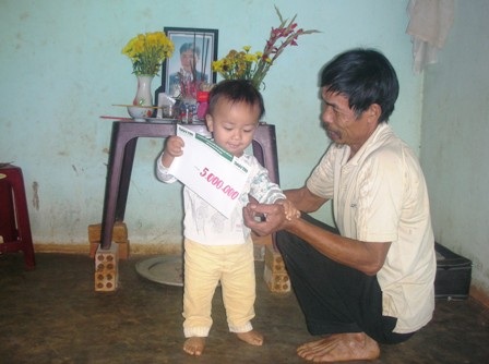 Qũy bé Nhân Ái đến với bé trai 16 tháng tuổi bố chết, mẹ bỏ đi - 1