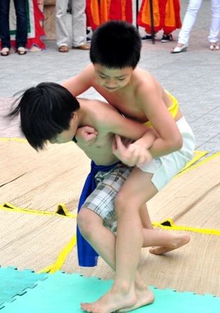 HS tiểu học “hóa thân” vào lễ hội Tết xưa  - 9