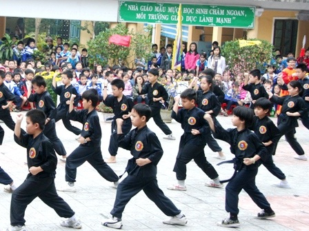 HS tiểu học “hóa thân” vào lễ hội Tết xưa  - 10