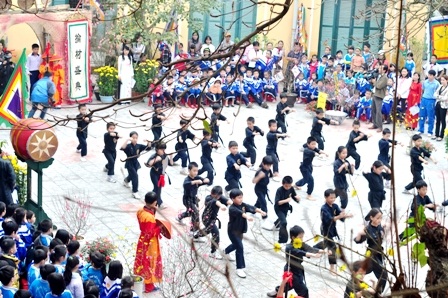 HS tiểu học “hóa thân” vào lễ hội Tết xưa  - 11