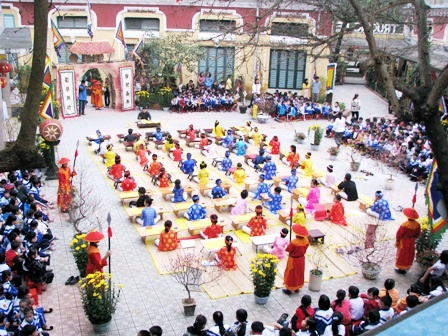 HS tiểu học “hóa thân” vào lễ hội Tết xưa  - 2