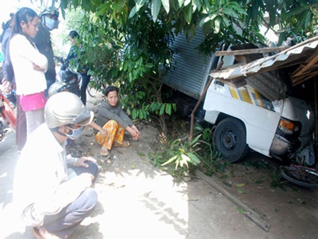 Tai nạn hy hữu, hai mẹ con thoát chết nhờ nhánh cây xoài - 1 Tai nạn hy hữu, hai mẹ con thoát chết nhờ nhánh cây xoài - 1