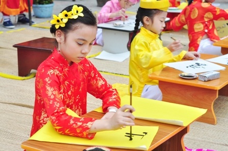 HS tiểu học “hóa thân” vào lễ hội Tết xưa  - 3