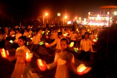 Lung linh đêm hội hoa đăng 705 năm “công chúa Huyền Trân mở cõi” - 12