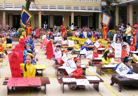 HS tiểu học “hóa thân” vào lễ hội Tết xưa  - 4