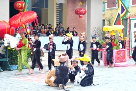 HS tiểu học “hóa thân” vào lễ hội Tết xưa  - 5