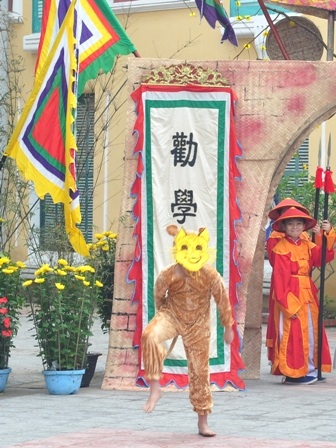 HS tiểu học “hóa thân” vào lễ hội Tết xưa  - 6