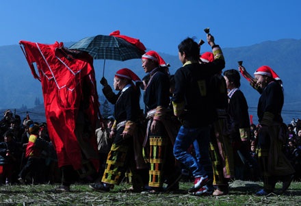 Về Tả Phìn hát giao duyên, leo cột gỗ... - 6