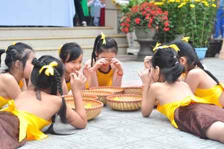 HS tiểu học “hóa thân” vào lễ hội Tết xưa  - 7