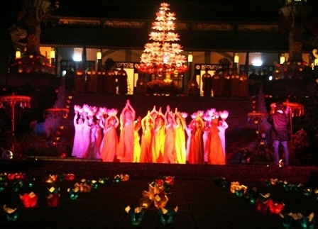 Lung linh đêm hội hoa đăng 705 năm “công chúa Huyền Trân mở cõi” - 2