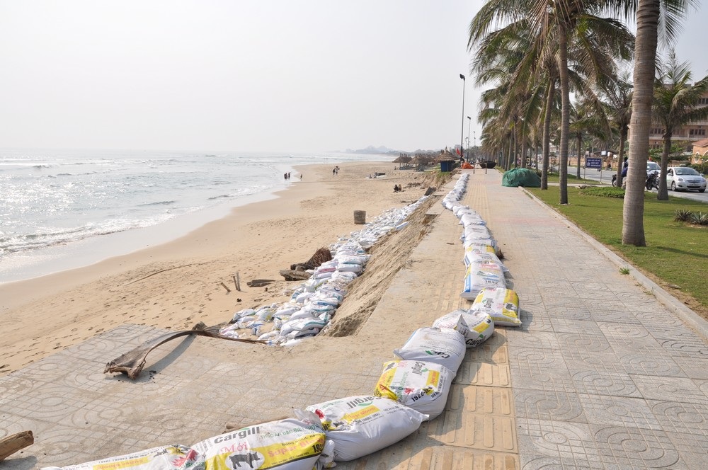 Tường chắn biển Mỹ Khê bị sóng đánh vỡ toác - 2