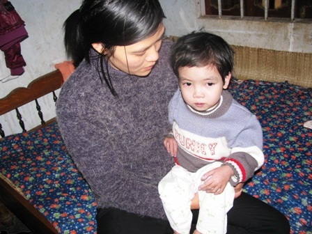 Đầu năm “mang” tấm lòng bạn đọc đến bé Châu Anh - 2 Đầu năm “mang” tấm lòng bạn đọc đến bé Châu Anh - 2