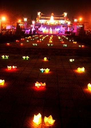 Lung linh đêm hội hoa đăng 705 năm “công chúa Huyền Trân mở cõi” - 1