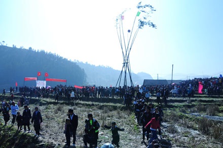 Về Tả Phìn hát giao duyên, leo cột gỗ... - 1