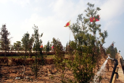 Tượng đài Thánh Gióng bị vẽ bậy, cây doanh nhân bị chết héo - 5 Tượng đài Thánh Gióng bị vẽ bậy, cây doanh nhân bị chết héo - 5