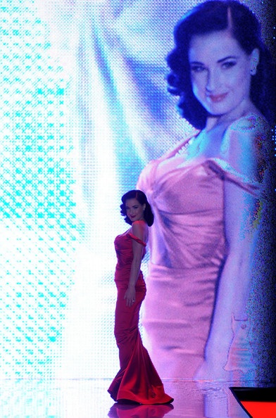 Người đẹp diện váy đỏ trình diễn thời trang - 12