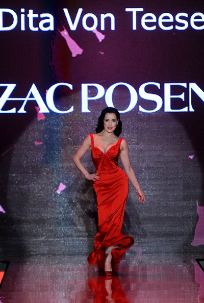 Người đẹp diện váy đỏ trình diễn thời trang - 15