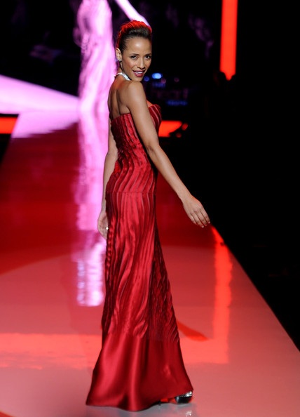 Người đẹp diện váy đỏ trình diễn thời trang - 24