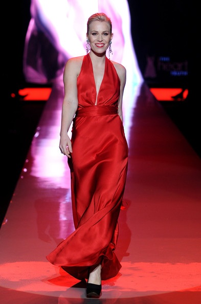 Người đẹp diện váy đỏ trình diễn thời trang - 4