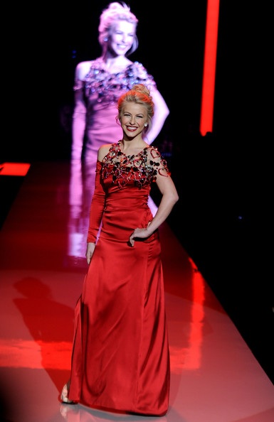 Người đẹp diện váy đỏ trình diễn thời trang - 34